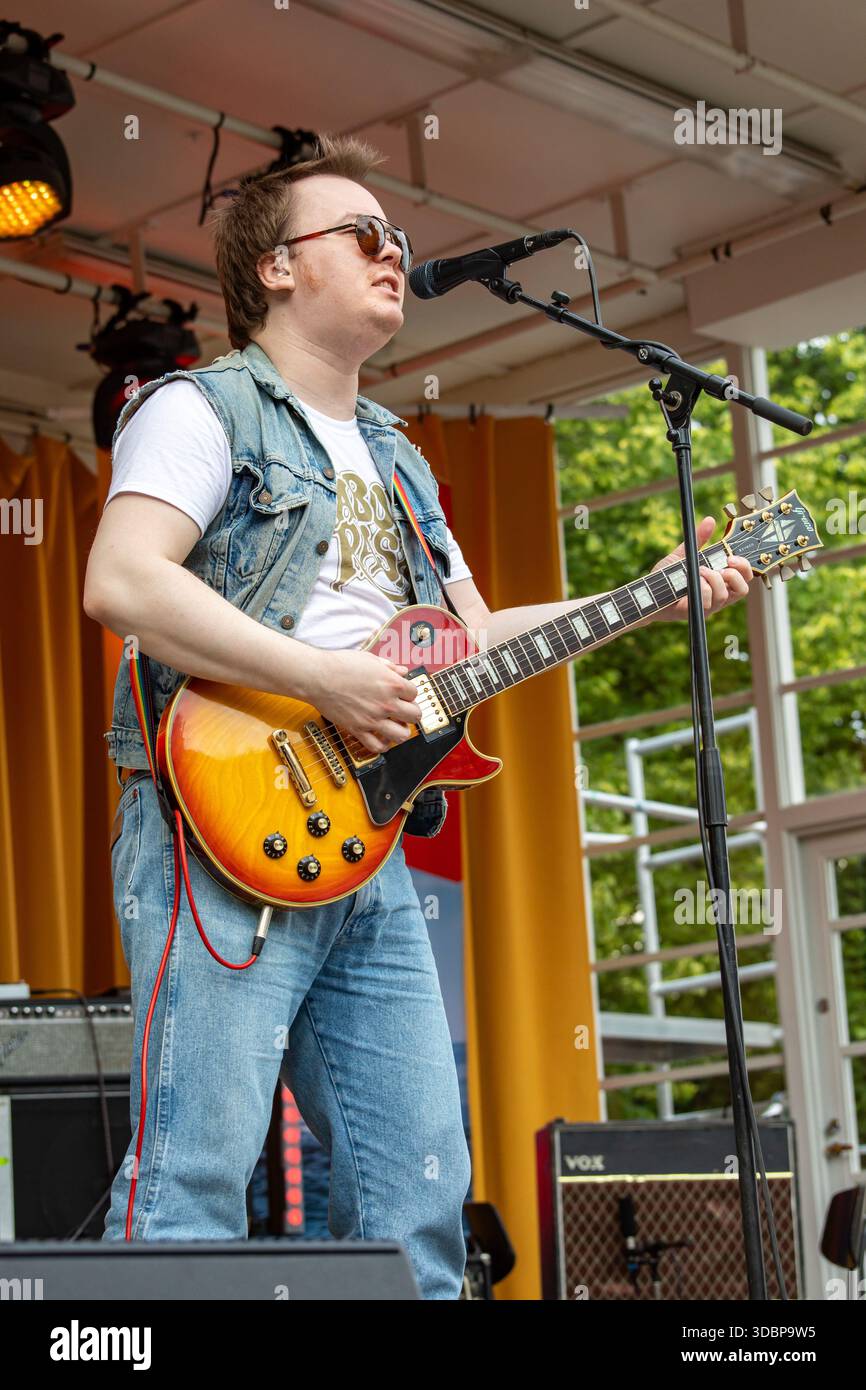 Joni Ekman del Rock Siltanen Group suona la chitarra sul palco Espa di Helsinki, Finlandia Foto Stock