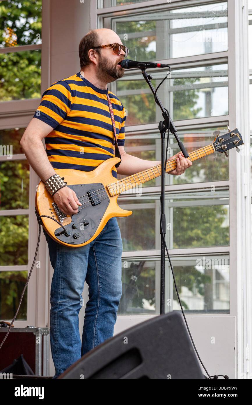 Mikko Siltanen del Rock Siltanen Group che suona il basso all'Espa Stage di Helsinki, Finlandia Foto Stock