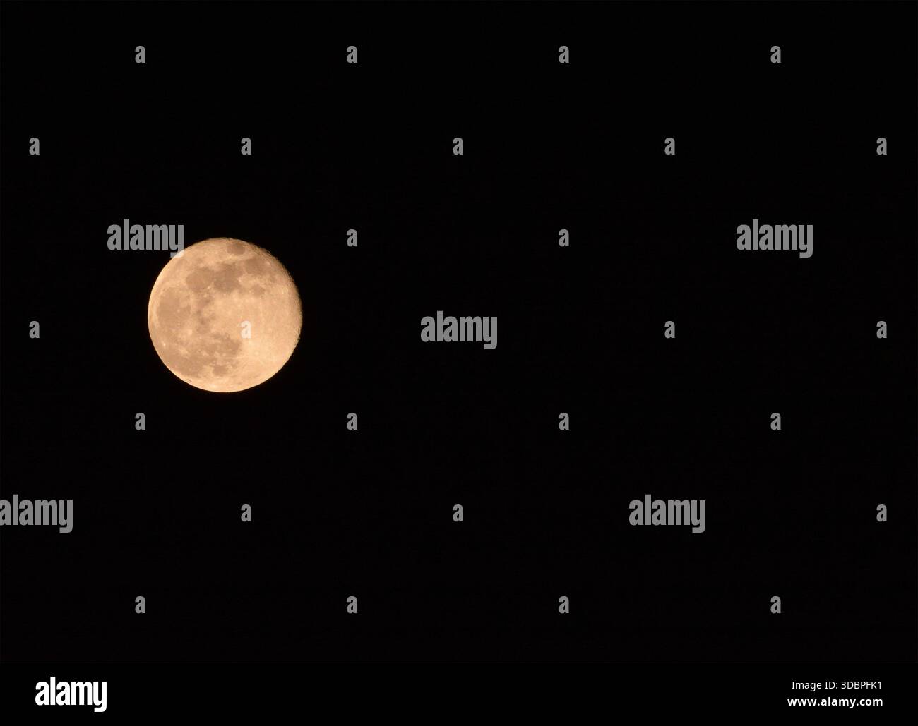 Luna piena nel cielo buio con spazio adatto per il tuo argomento, articolo, annunci Foto Stock