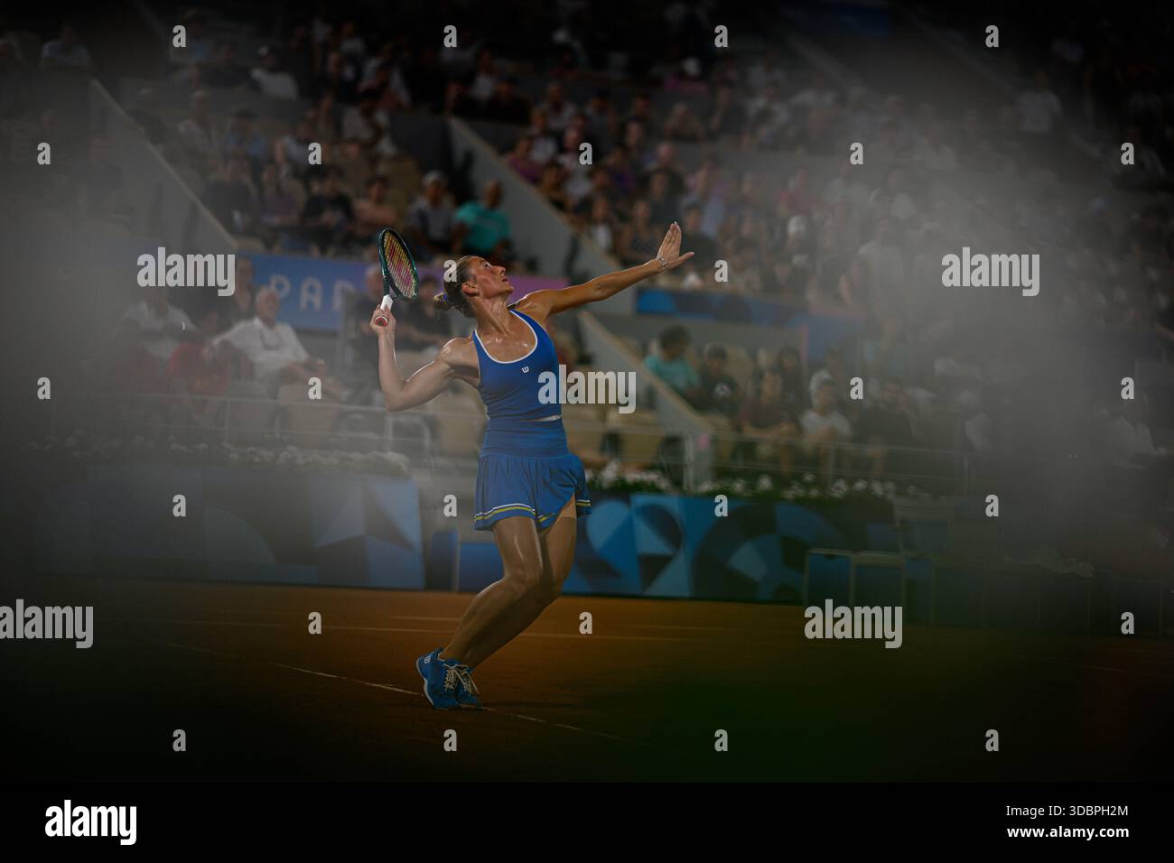 PARIGI, FRANCIA - 31 LUGLIO 2024: - Marta Kostyuk (UKR) contro donna Vekic (CRO) - quarti di finale di singolare femminile, Tennis, Giochi Olimpici Parigi 2024. Alla Rolan Foto Stock