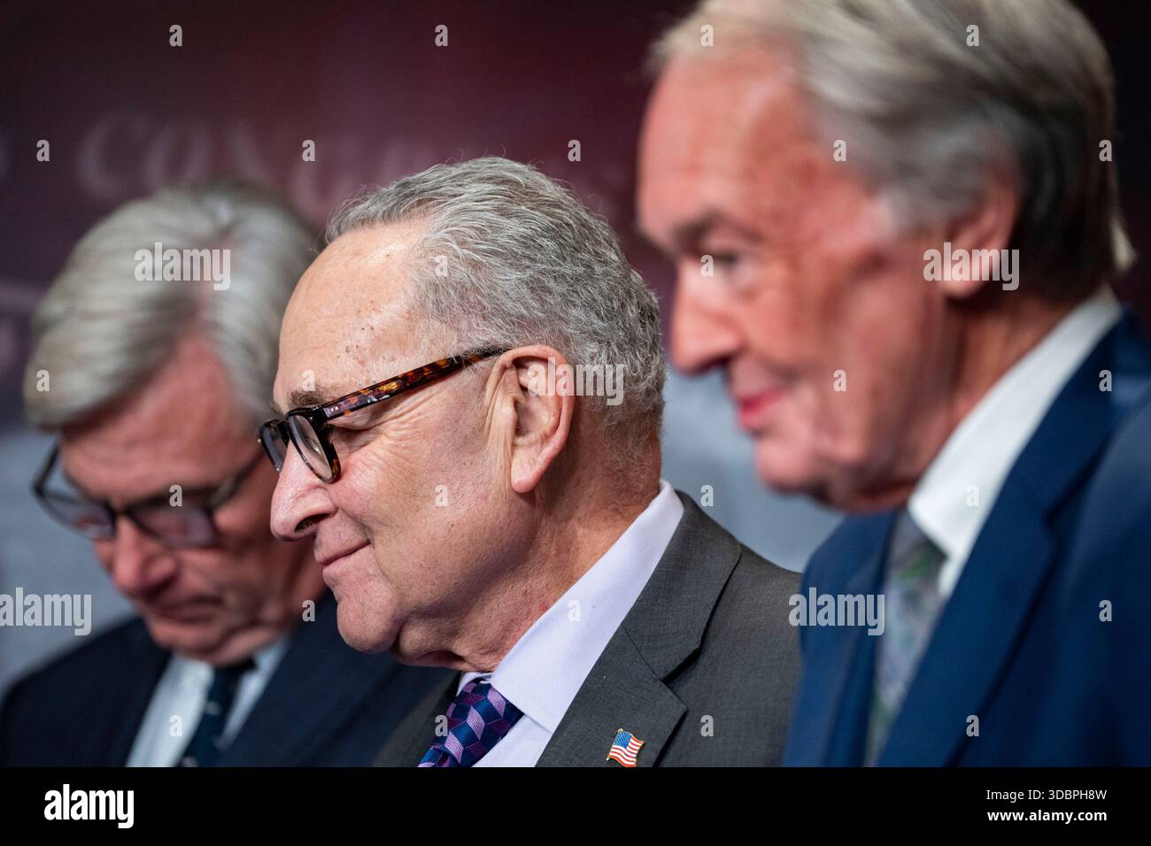 Washington, Stati Uniti. 17 dicembre 2025. (L-R) il Sen. Sheldon Whitehouse, D-RI, leader della minoranza del Senato Chuck Schumer, D-NY, e il Sen. Ed Markey, D-ma, partecipano a una conferenza stampa presso il Campidoglio degli Stati Uniti a Washington, DC, mercoledì 17 dicembre 2025. I democratici del Senato hanno presentato una nuova iniziativa per ridurre i costi dopo aver criticato l'agenda economica del presidente Donald Trump. Foto di Bonnie Cash/UPI credito: UPI/Alamy Live News Foto Stock