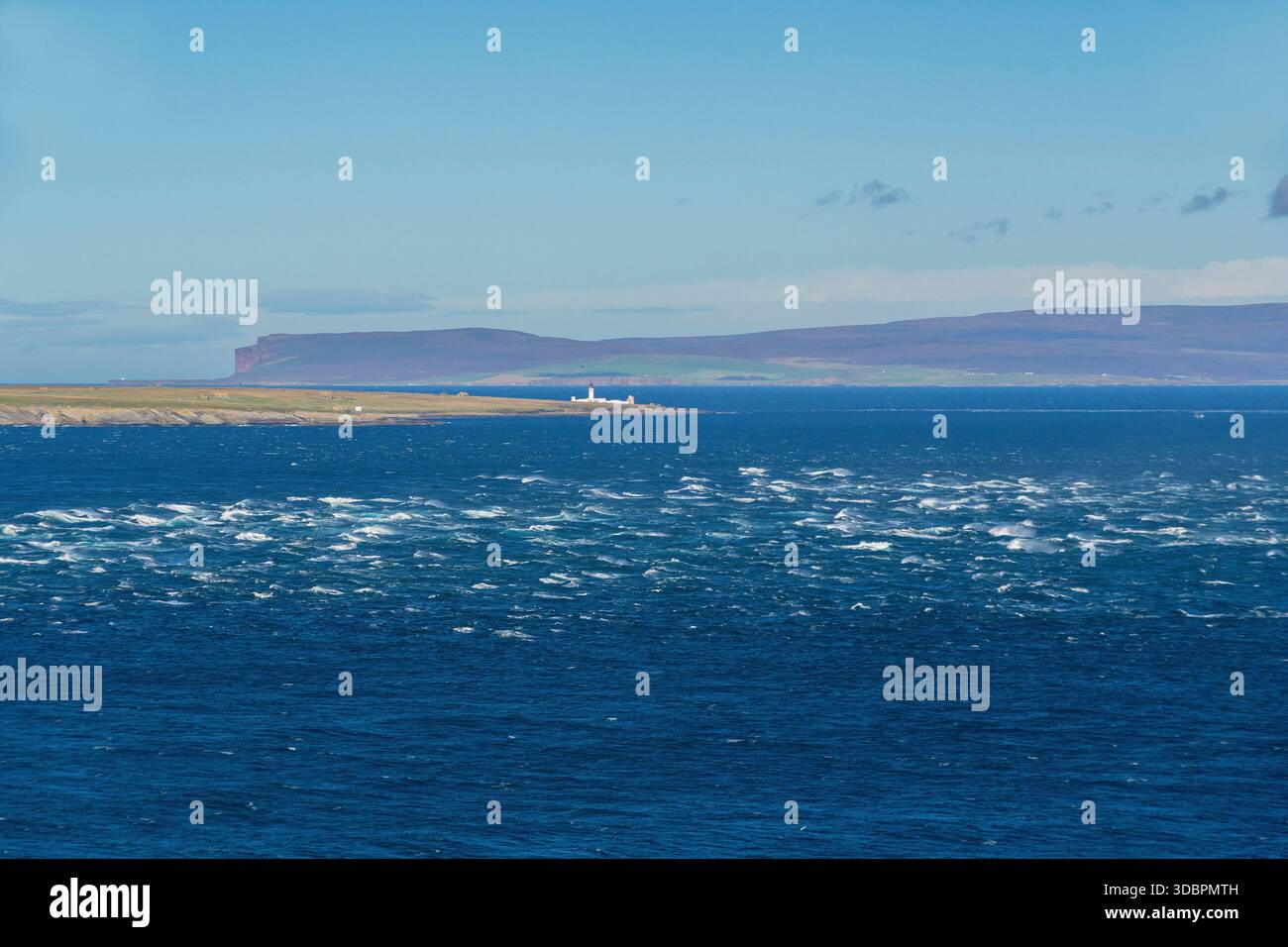 Scozia, Duncansby Head, vista delle Isole Orcadi, impressionante corrente marina Foto Stock