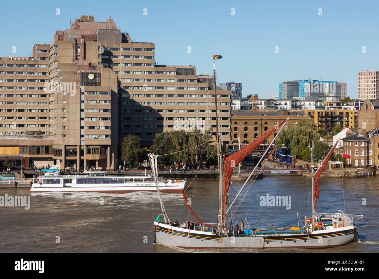 Inghilterra, Londra, Sailing Barge Will e Thames Riverfront Skyline Foto Stock
