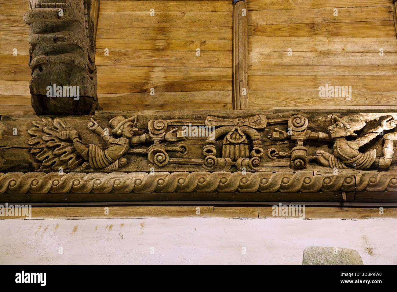 Travi a soffitto con intagli figurativi in legno all'interno della Chapelle Sainte-Marie-du-Menez-Hom nella parrocchia Enclos di Menez-Hom, Finistere, Bretagna, Francia Foto Stock