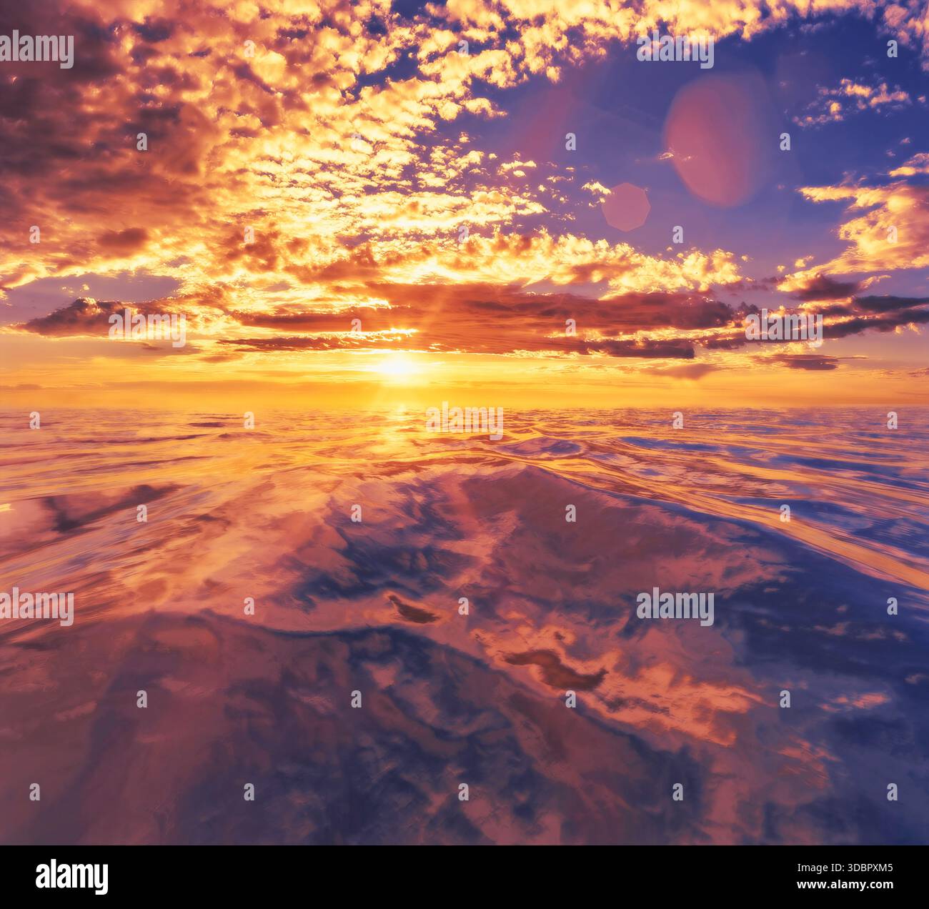 Il cielo si illumina di colori ricchi mentre le onde dell'oceano riflettono la brillantezza del tramonto sotto le nuvole sparse Foto Stock