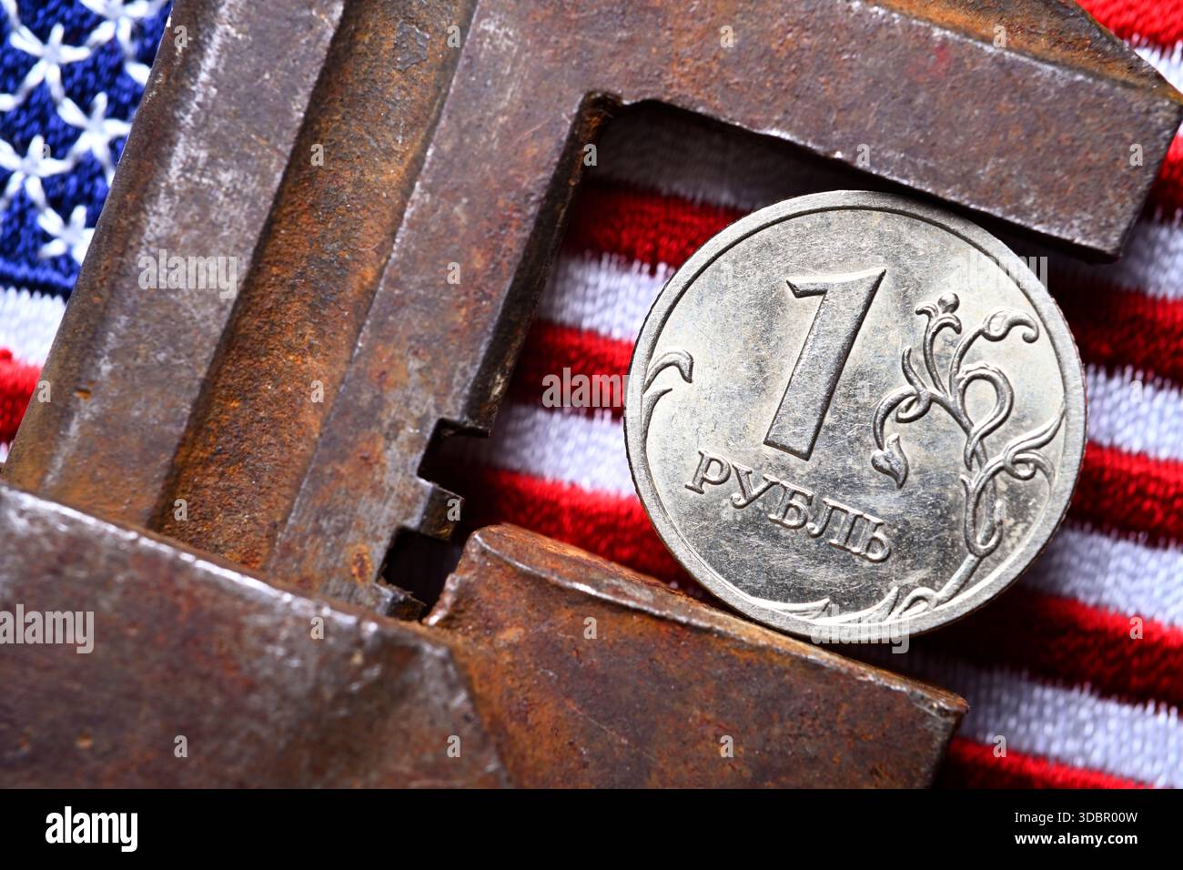 Rublo russo in una tenaglia di fronte alla bandiera degli Stati Uniti, foto simbolica delle sanzioni statunitensi Foto Stock