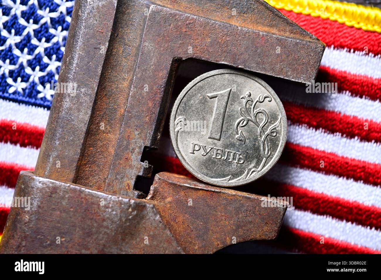 Rublo russo in una tenaglia di fronte alla bandiera degli Stati Uniti, foto simbolica delle sanzioni statunitensi Foto Stock