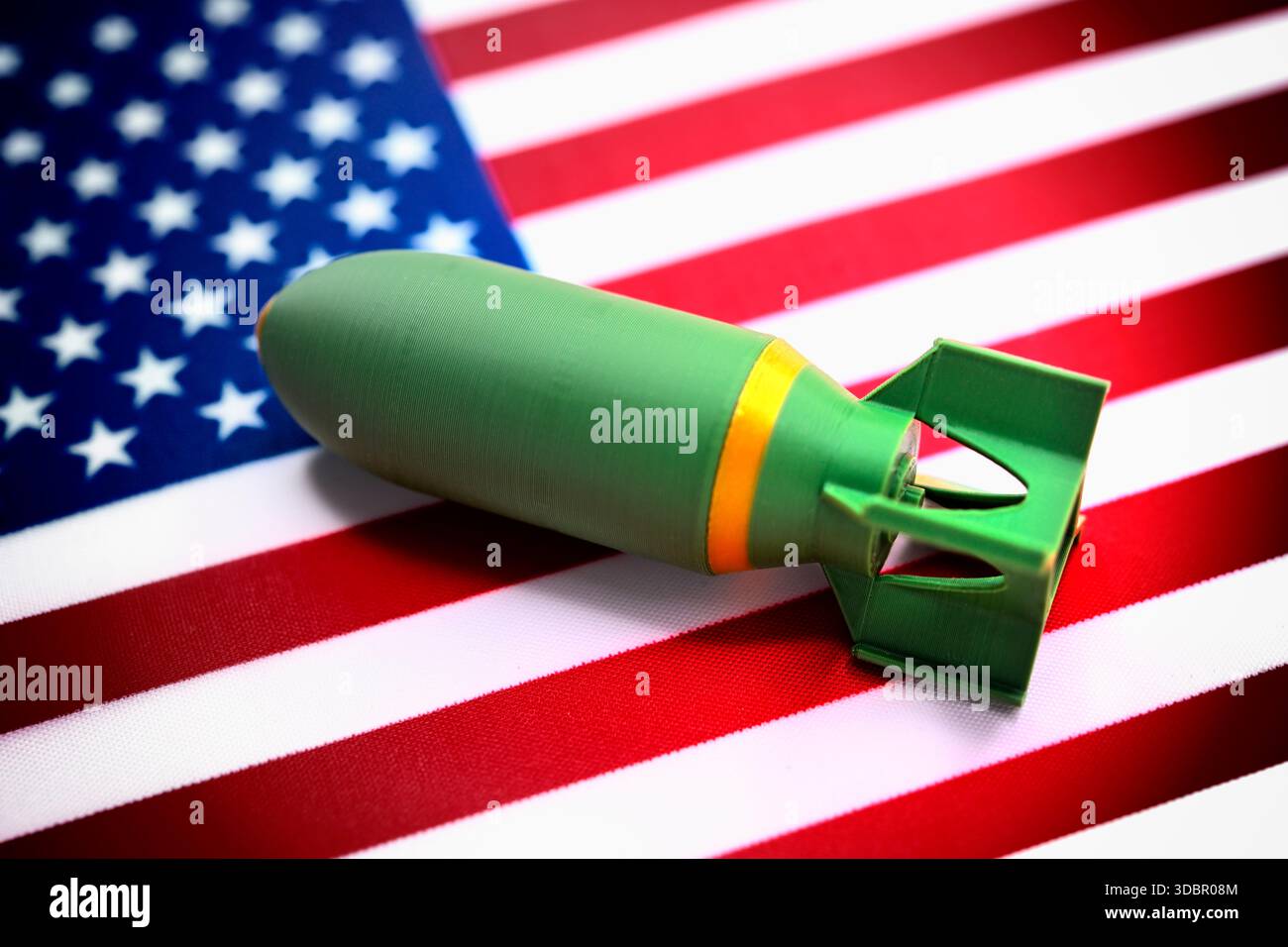 Bomba sulla bandiera degli Stati Uniti, foto simboliche per la ripresa dei test nucleari da parte degli Stati Uniti Foto Stock