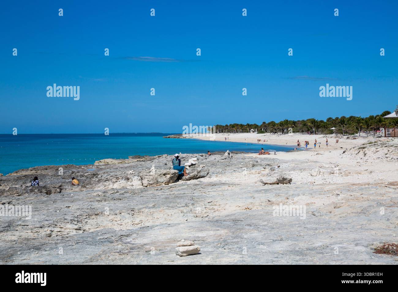 Turisti sulla spiaggia, Lighthouse Bay, isola privata Ocean Cay della linea di crociera MSC Cruises, Ocean Cay, Bahamas, Oceano Atlantico, America centrale, America Foto Stock