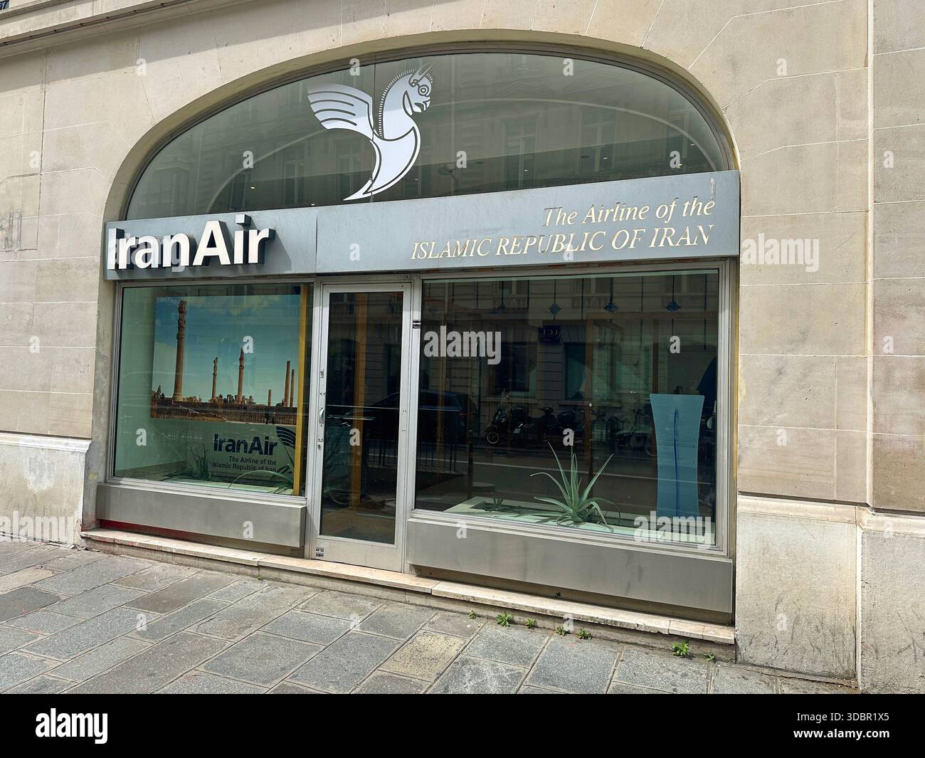 Parigi, Francia - 29 aprile 2024: Ingresso al negozio dell'agenzia di biglietti della compagnia aerea Iran Air. Foto Stock