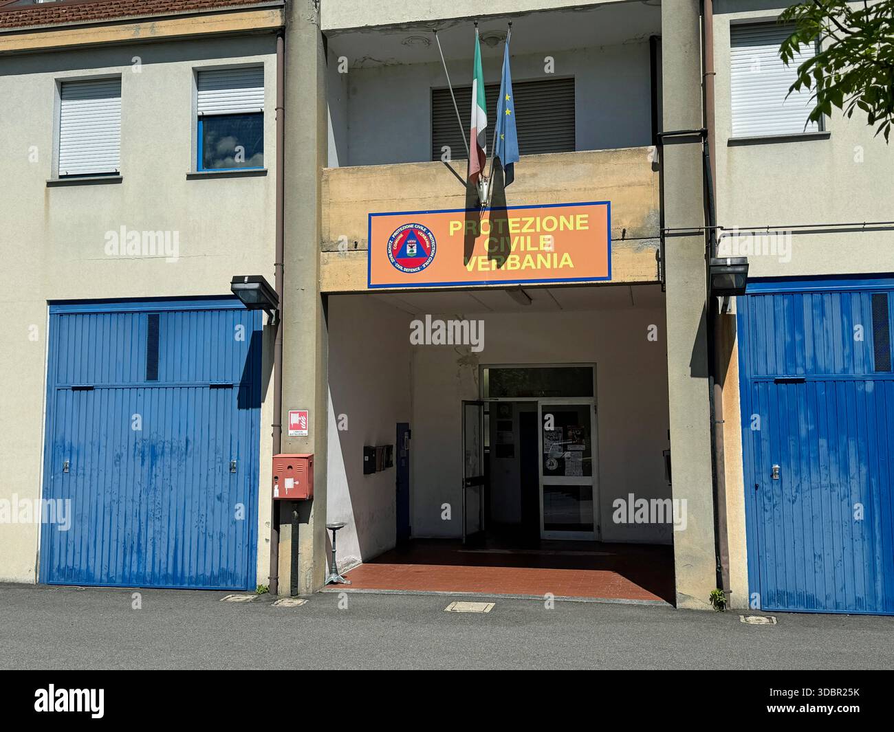 Verbania, Italia - 25 aprile 2025: Ingresso del servizio di protezione civile Verbania. Foto Stock