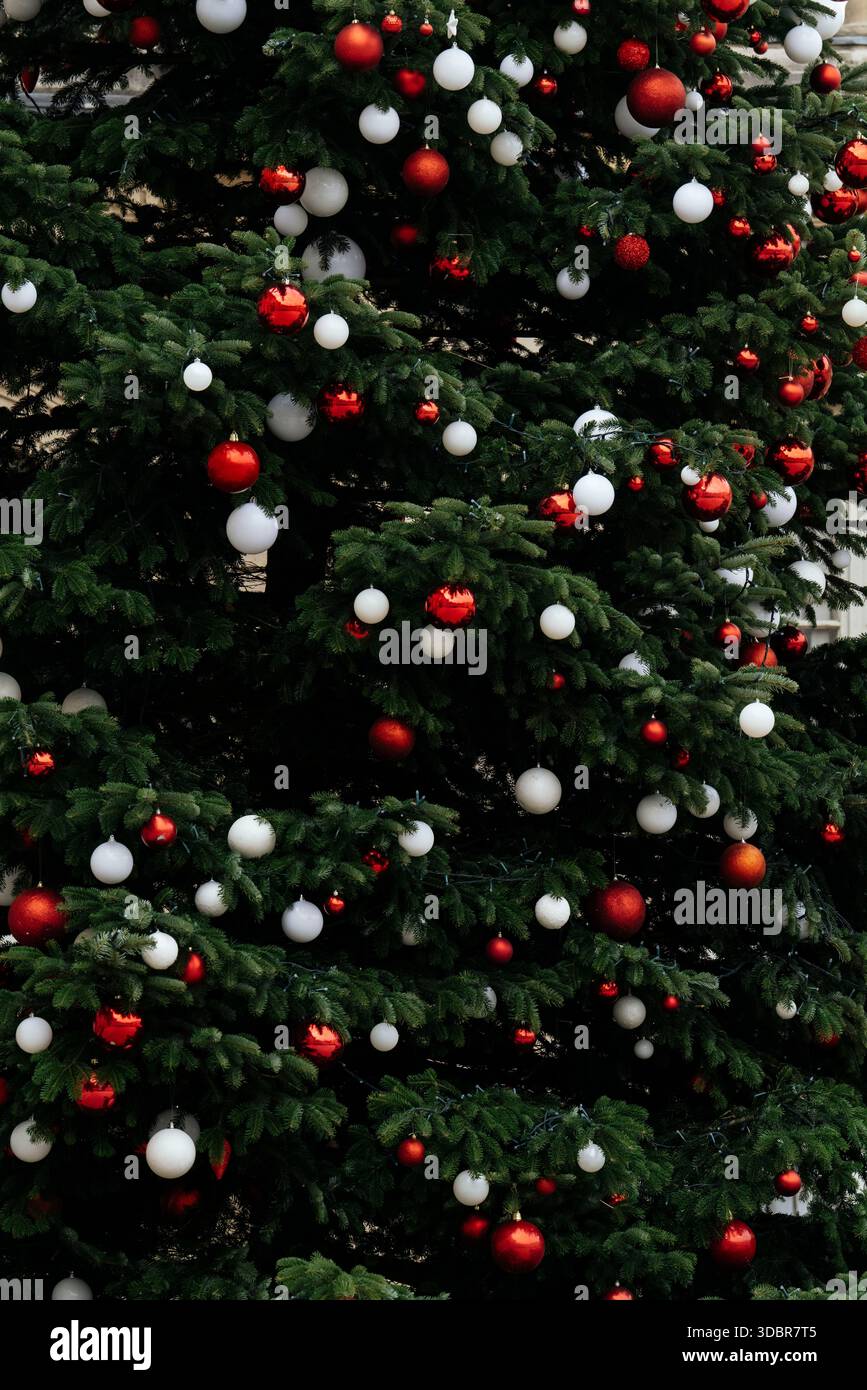 L'albero di Natale all'Elysee Palace con le sue bistecche rosse e bianche. Governo di Sebastien Lecornu. Uscita dalla riunione del Consiglio dei ministri tenutasi mercoledì 17 dicembre presso il Palazzo Elysee. Francia, Parigi, 17 dicembre 2025. Fotografia di Patricia Huchot-Boissier / Agence DyF. Le sapin de noel du Palais de l'Elysee avec ces boules rouges et blanches. Gouvernement de Sebastien Lecornu. Uscita del Conseil des ministres qui s est tenu ce mercredi 17 dicembre, au Palais de l'Elysee. Francia, Parigi il 17 dicembre 2025. Photographie de Patricia Huchot-Boissier / Agence DyF. Foto Stock