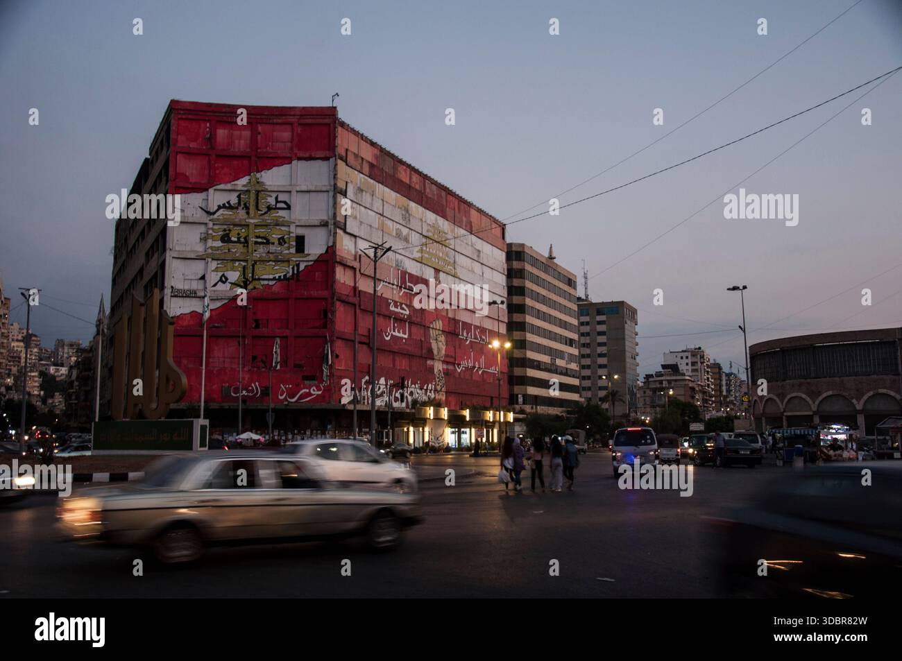 Bandiera libanese dipinta in un edificio abbandonato a Tripoli, Libano Foto Stock