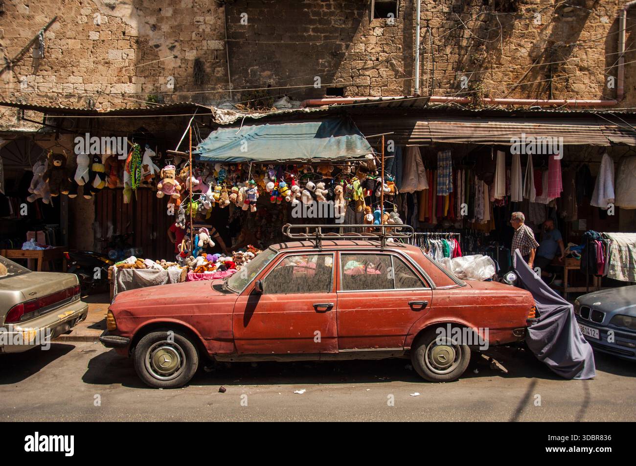Vecchia auto rossa nel tradizionale suk di Tripoli, Libano Foto Stock