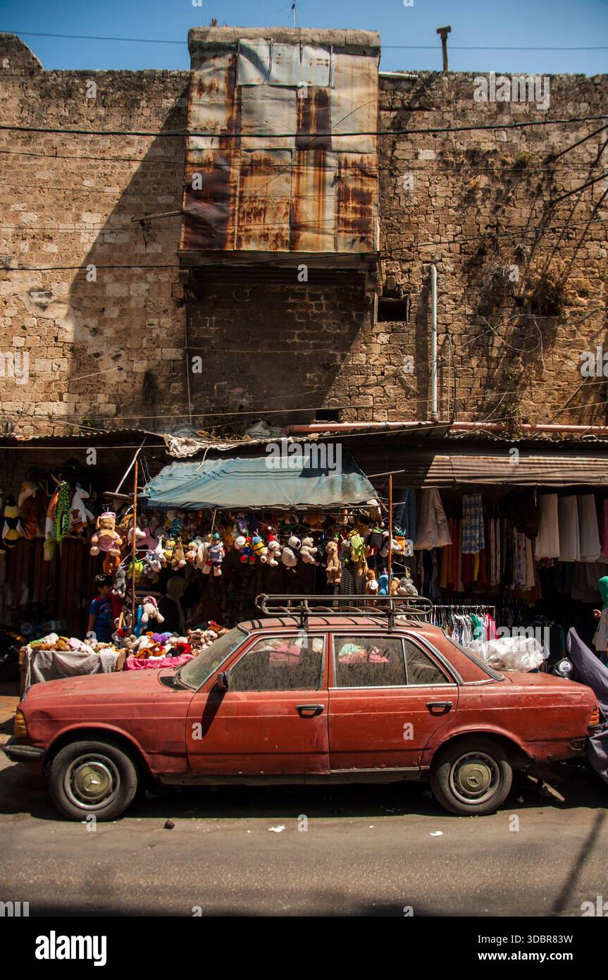Vecchia auto rossa nel tradizionale suk di Tripoli, Libano Foto Stock