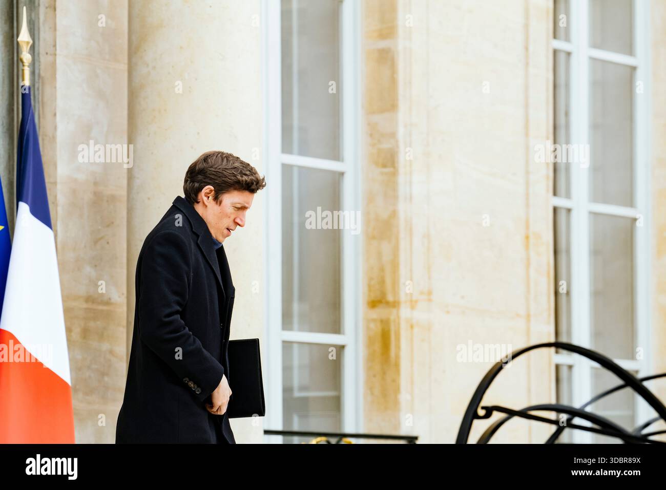 Edouard Geffray, ministro dell'istruzione nazionale della Francia. Governo di Sebastien Lecornu. Uscita dalla riunione del Consiglio dei ministri tenutasi mercoledì 17 dicembre presso il Palazzo Elysee. Francia, Parigi, 17 dicembre 2025. Fotografia di Patricia Huchot-Boissier / Agence DyF. Edouard Geffray, ministre de l Education nationale de France. Gouvernement de Sebastien Lecornu. Uscita del Conseil des ministres qui s est tenu ce mercredi 17 dicembre, au Palais de l'Elysee. Francia, Parigi il 17 dicembre 2025. Photographie de Patricia Huchot-Boissier / Agence DyF. Foto Stock