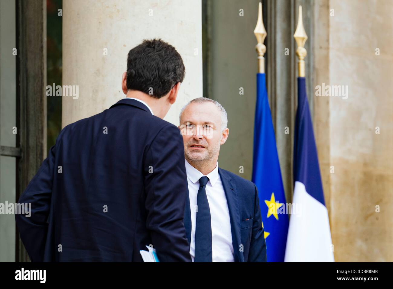 Laurent Panifous, ministro annesso al primo ministro, responsabile delle relazioni con il Parlamento. Governo di Sebastien Lecornu. Uscita dalla riunione del Consiglio dei ministri tenutasi mercoledì 17 dicembre presso il Palazzo Elysee. Francia, Parigi, 17 dicembre 2025. Fotografia di Patricia Huchot-Boissier / Agence DyF. Laurent Panifous, ministre delegue aupres du Premier ministre, Charge des Relations avec le Parlement. Gouvernement de Sebastien Lecornu. Uscita del Conseil des ministres qui s est tenu ce mercredi 17 dicembre, au Palais de l'Elysee. Francia, Parigi il 17 dicembre 2025. Fotografia Foto Stock