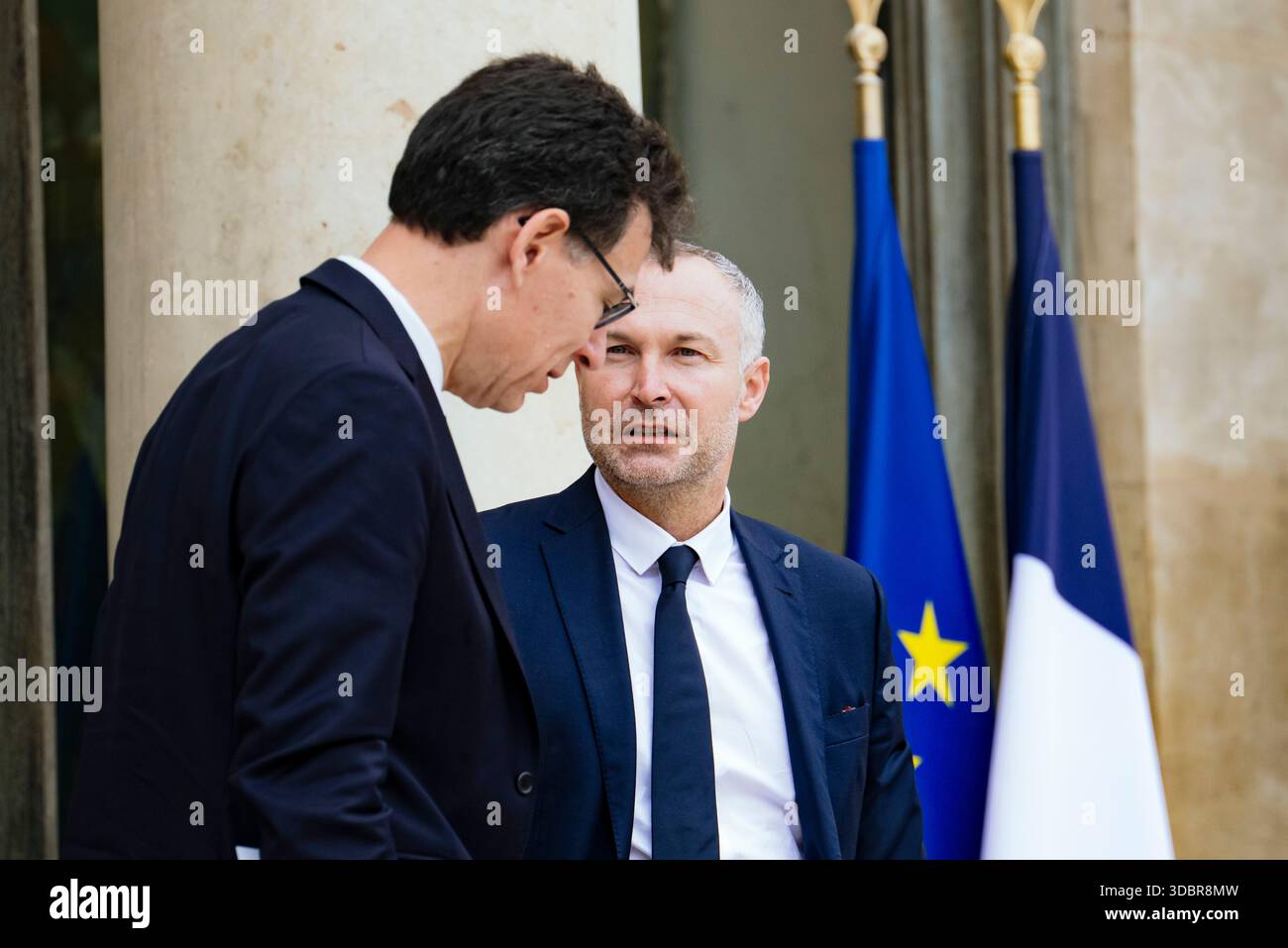 Laurent Panifous, ministro annesso al primo ministro, responsabile delle relazioni con il Parlamento. Governo di Sebastien Lecornu. Uscita dalla riunione del Consiglio dei ministri tenutasi mercoledì 17 dicembre presso il Palazzo Elysee. Francia, Parigi, 17 dicembre 2025. Fotografia di Patricia Huchot-Boissier / Agence DyF. Laurent Panifous, ministre delegue aupres du Premier ministre, Charge des Relations avec le Parlement. Gouvernement de Sebastien Lecornu. Uscita del Conseil des ministres qui s est tenu ce mercredi 17 dicembre, au Palais de l'Elysee. Francia, Parigi il 17 dicembre 2025. Fotografia Foto Stock