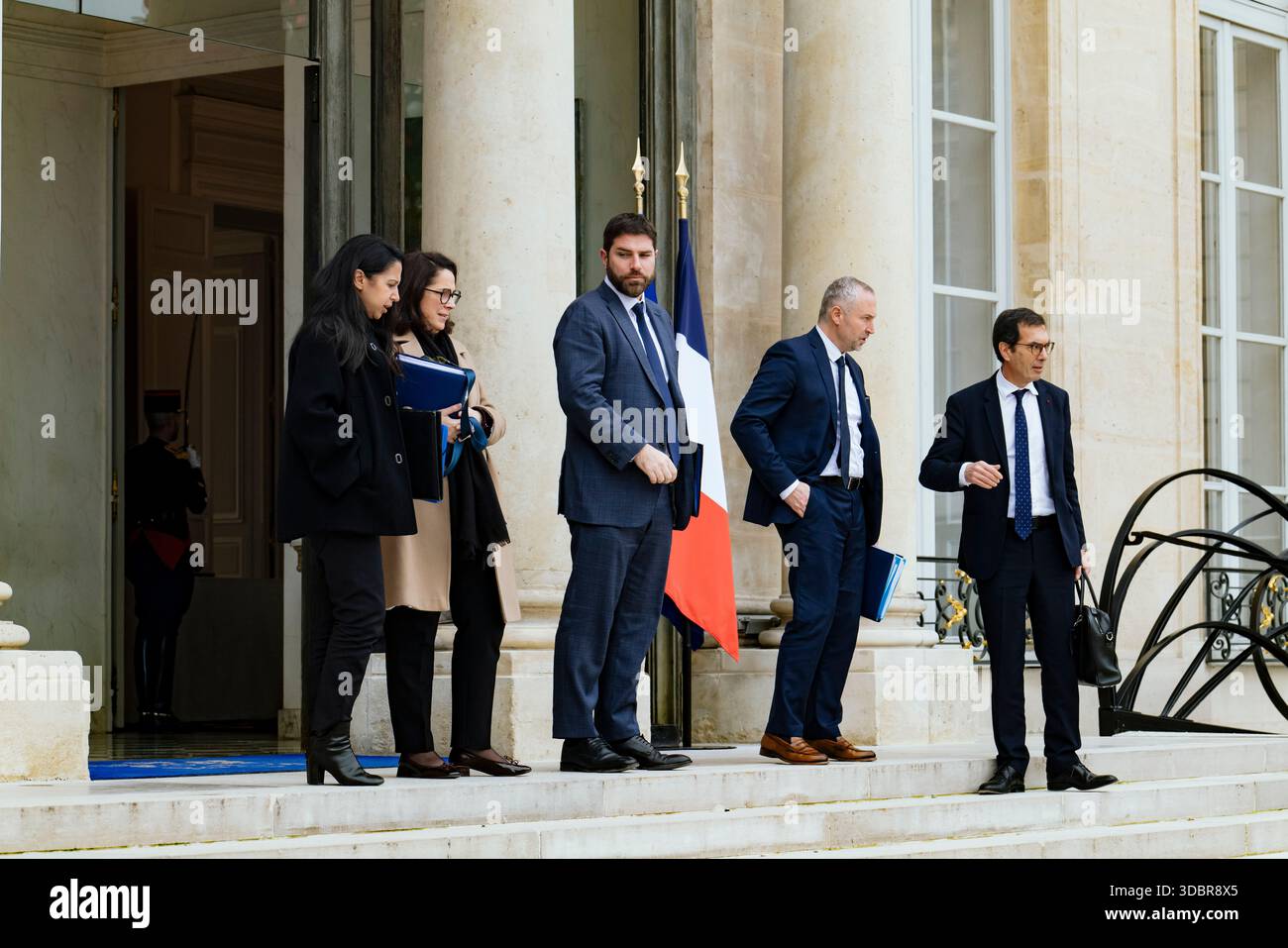 Vari ministri, tra cui Laurent Panifous, Vincent Jean-Brun e Marina Ferrari. Governo di Sebastien Lecornu. Uscita dalla riunione del Consiglio dei ministri tenutasi mercoledì 17 dicembre presso il Palazzo Elysee. Francia, Parigi, 17 dicembre 2025. Fotografia di Patricia Huchot-Boissier / Agence DyF. Diversi ministeri, non Laurent Panifous, Vincent Jean-Brun, Marina Ferrari. Gouvernement de Sebastien Lecornu. Uscita del Conseil des ministres qui s est tenu ce mercredi 17 dicembre, au Palais de l'Elysee. Francia, Parigi il 17 dicembre 2025. Photographie de Patricia Huchot-Boissier / Agence DyF. Foto Stock