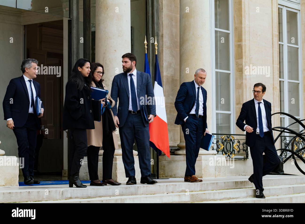 Gerald Darmanin, ministro della giustizia, si unisce ad altri ministri, tra cui Laurent Panifous, Vincent Jean-Brun, e Marina Ferrari. Governo di Sebastien Lecornu. Uscita dalla riunione del Consiglio dei ministri tenutasi mercoledì 17 dicembre presso il Palazzo Elysee. Francia, Parigi, 17 dicembre 2025. Fotografia di Patricia Huchot-Boissier / Agence DyF. Gerald Darmanin, Garde des Sceaux, ministre de la Justice, rejoint d’autres ministres, dont Laurent Panifous, Vincent Jean-Brun, Marina Ferrari. Gouvernement de Sebastien Lecornu. Uscita del Conseil des ministres qui s est tenu ce mercredi 17 dicembre, au Foto Stock