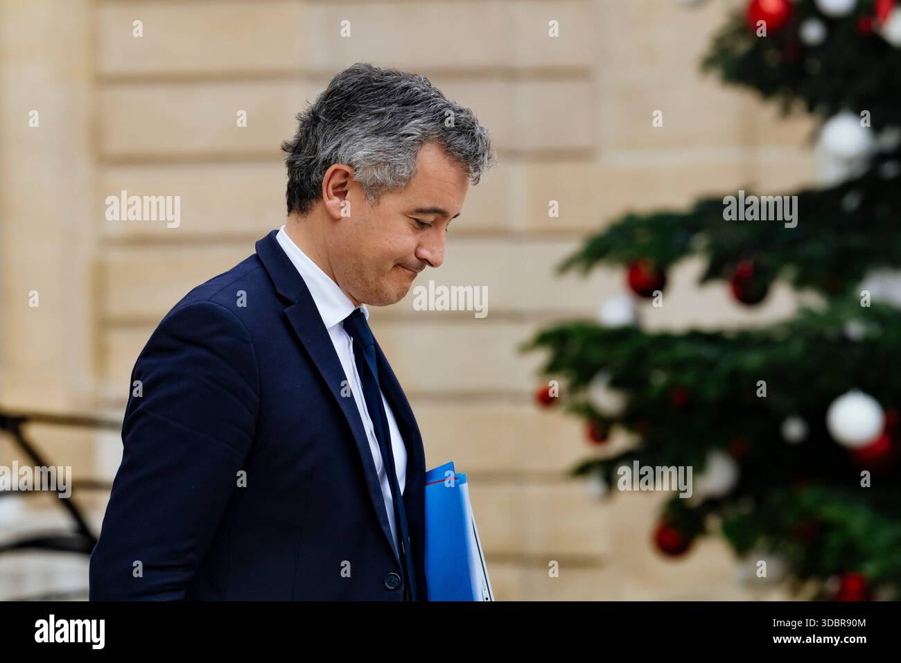 Gerald Darmanin, Lord Cancelliere, Ministro della giustizia. Governo di Sebastien Lecornu. Uscita dalla riunione del Consiglio dei ministri tenutasi mercoledì 17 dicembre presso il Palazzo Elysee. Francia, Parigi, 17 dicembre 2025. Fotografia di Patricia Huchot-Boissier / Agence DyF. Gerald Darmanin, Garde des Sceaux, ministre de la Justice. Gouvernement de Sebastien Lecornu. Uscita del Conseil des ministres qui s est tenu ce mercredi 17 dicembre, au Palais de l'Elysee. Francia, Parigi il 17 dicembre 2025. Photographie de Patricia Huchot-Boissier / Agence DyF. Foto Stock