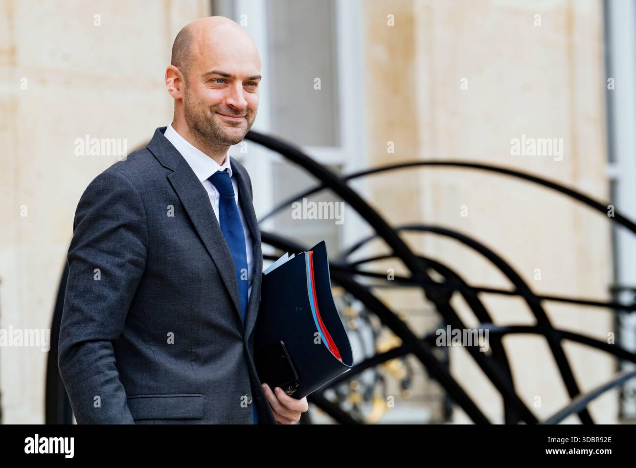 Jean-Noel Barrot, ministro dell'Europa e degli affari esteri. Governo di Sebastien Lecornu. Uscita dalla riunione del Consiglio dei ministri tenutasi mercoledì 17 dicembre presso il Palazzo Elysee. Francia, Parigi, 17 dicembre 2025. Fotografia di Patricia Huchot-Boissier / Agence DyF. Jean-Noel Barrot, Ministre de l Europe et des Affaires etrangeres. Gouvernement de Sebastien Lecornu. Uscita del Conseil des ministres qui s est tenu ce mercredi 17 dicembre, au Palais de l'Elysee. Francia, Parigi il 17 dicembre 2025. Photographie de Patricia Huchot-Boissier / Agence DyF. Foto Stock