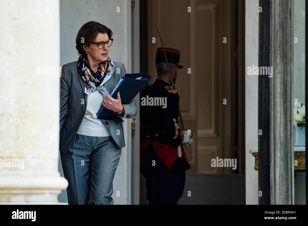 Annie Genevard, Ministro dell'Agricoltura, dell'Agricoltura e della sovranità alimentare. Governo di Sebastien Lecornu. Uscita dalla riunione del Consiglio dei ministri tenutasi mercoledì 17 dicembre presso il Palazzo Elysee. Francia, Parigi, 17 dicembre 2025. Fotografia di Patricia Huchot-Boissier / Agence DyF. Annie Genevard, Ministre de l Agriculture, de l Agro-alimentaire et de la Souverainete alimentaire. Gouvernement de Sebastien Lecornu. Uscita del Conseil des ministres qui s est tenu ce mercredi 17 décembre, au Palais de l'Elysee. Francia, Parigi le 17 décembre 2025. Photographie de Patricia Huchot-Boissier / Agen Foto Stock