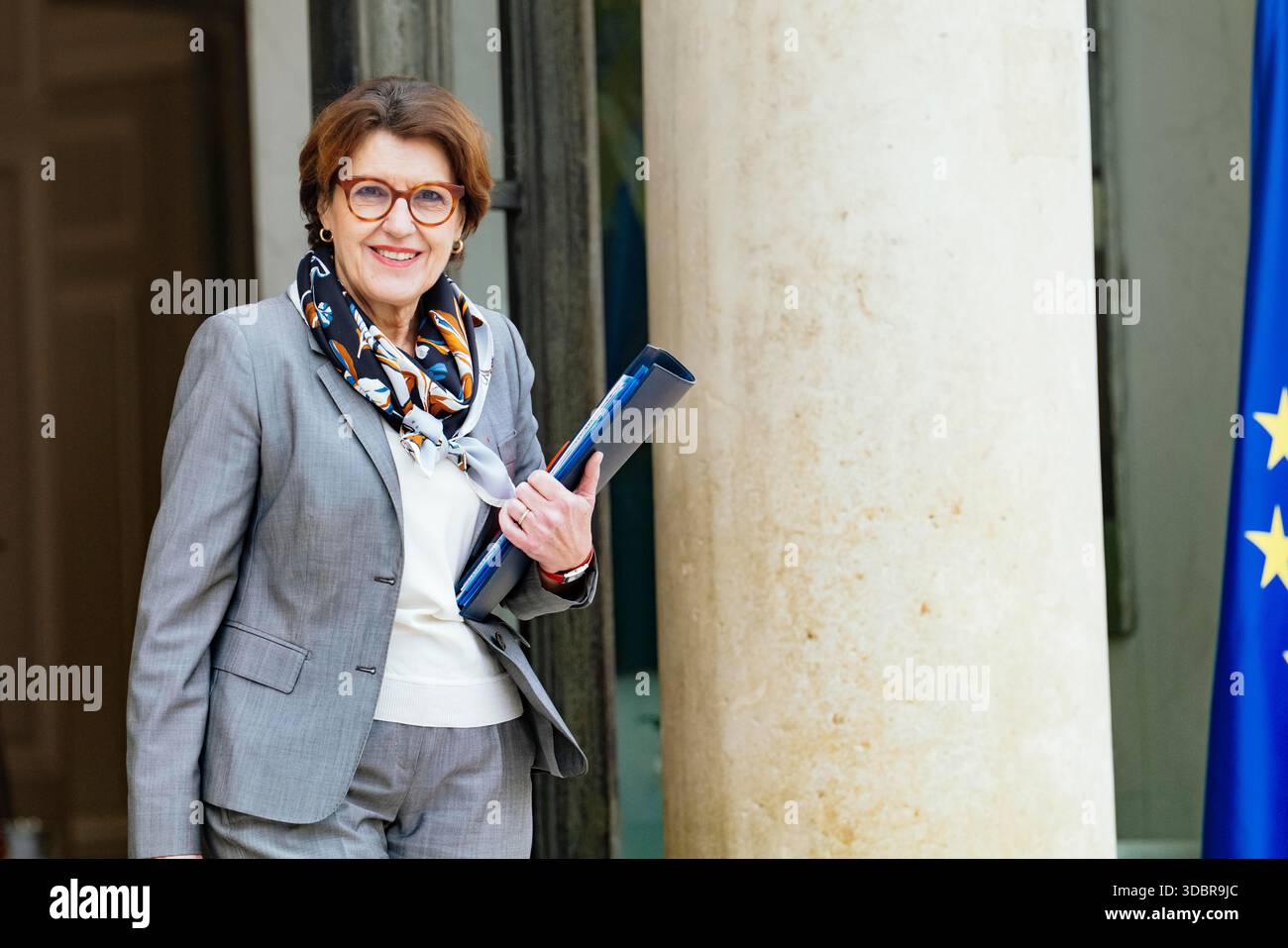 Annie Genevard, Ministro dell'Agricoltura, dell'Agricoltura e della sovranità alimentare. Governo di Sebastien Lecornu. Uscita dalla riunione del Consiglio dei ministri tenutasi mercoledì 17 dicembre presso il Palazzo Elysee. Francia, Parigi, 17 dicembre 2025. Fotografia di Patricia Huchot-Boissier / Agence DyF. Annie Genevard, Ministre de l Agriculture, de l Agro-alimentaire et de la Souverainete alimentaire. Gouvernement de Sebastien Lecornu. Uscita del Conseil des ministres qui s est tenu ce mercredi 17 décembre, au Palais de l'Elysee. Francia, Parigi le 17 décembre 2025. Photographie de Patricia Huchot-Boissier / Agen Foto Stock