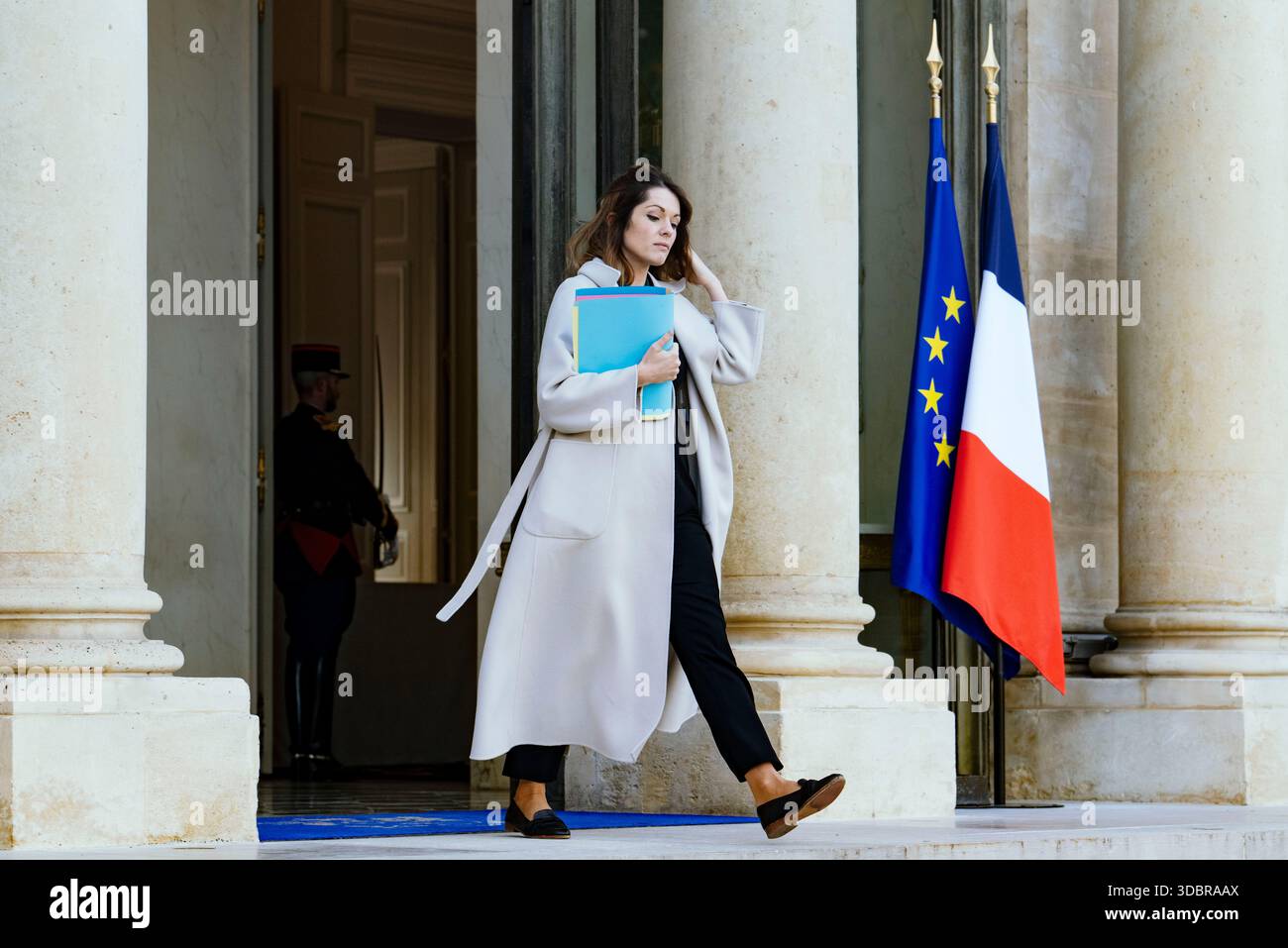 Maud Bregeon, ministro annesso al primo ministro, portavoce del governo. Governo di Sebastien Lecornu. Uscita dalla riunione del Consiglio dei ministri tenutasi mercoledì 17 dicembre presso il Palazzo Elysee. Francia, Parigi, 17 dicembre 2025. Fotografia di Patricia Huchot-Boissier / Agence DyF. Maud Bregeon, ministre deleguee aupres du Premier ministre, porte-parole du Gouvernement. Gouvernement de Sebastien Lecornu. Uscita del Conseil des ministres qui s est tenu ce mercredi 17 dicembre, au Palais de l'Elysee. Francia, Parigi il 17 dicembre 2025. Photographie de Patricia Huchot-Boissier / Agenc Foto Stock