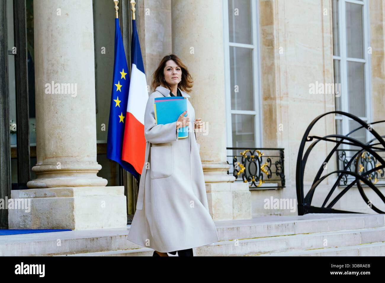 Maud Bregeon, ministro annesso al primo ministro, portavoce del governo. Governo di Sebastien Lecornu. Uscita dalla riunione del Consiglio dei ministri tenutasi mercoledì 17 dicembre presso il Palazzo Elysee. Francia, Parigi, 17 dicembre 2025. Fotografia di Patricia Huchot-Boissier / Agence DyF. Maud Bregeon, ministre deleguee aupres du Premier ministre, porte-parole du Gouvernement. Gouvernement de Sebastien Lecornu. Uscita del Conseil des ministres qui s est tenu ce mercredi 17 dicembre, au Palais de l'Elysee. Francia, Parigi il 17 dicembre 2025. Photographie de Patricia Huchot-Boissier / Agenc Foto Stock