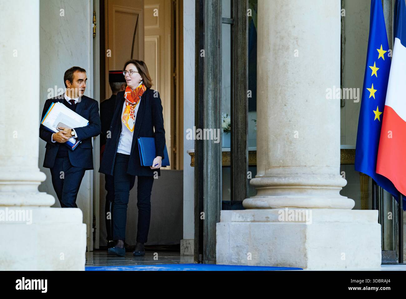 Sebastien Lecornu, primo Ministro. Amelie de Montchalin, Ministro dell'azione pubblica e dei conti. Governo di Sebastien Lecornu. Uscita dalla riunione del Consiglio dei ministri tenutasi mercoledì 17 dicembre presso il Palazzo Elysee. Francia, Parigi, 17 dicembre 2025. Fotografia di Patricia Huchot-Boissier / Agence DyF. Sebastien Lecornu, primo Ministro. Amelie de Montchalin, Ministro dell'azione pubblica e dei conti. Gouvernement de Sebastien Lecornu. Uscita del Conseil des ministres qui s est tenu ce mercredi 17 décembre, au Palais de l'Elysee. Francia, Parigi le 17 décembre 2025. Foto Stock