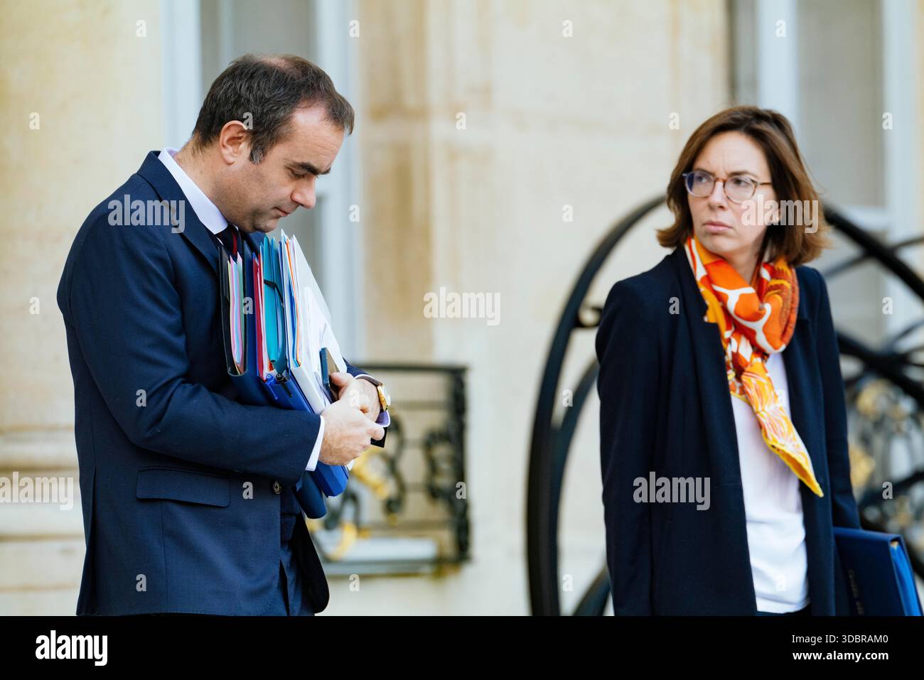Sebastien Lecornu, primo Ministro. Amelie de Montchalin, Ministro dell'azione pubblica e dei conti. Governo di Sebastien Lecornu. Uscita dalla riunione del Consiglio dei ministri tenutasi mercoledì 17 dicembre presso il Palazzo Elysee. Francia, Parigi, 17 dicembre 2025. Fotografia di Patricia Huchot-Boissier / Agence DyF. Sebastien Lecornu, primo Ministro. Amelie de Montchalin, Ministro dell'azione pubblica e dei conti. Gouvernement de Sebastien Lecornu. Uscita del Conseil des ministres qui s est tenu ce mercredi 17 décembre, au Palais de l'Elysee. Francia, Parigi le 17 décembre 2025. Foto Stock