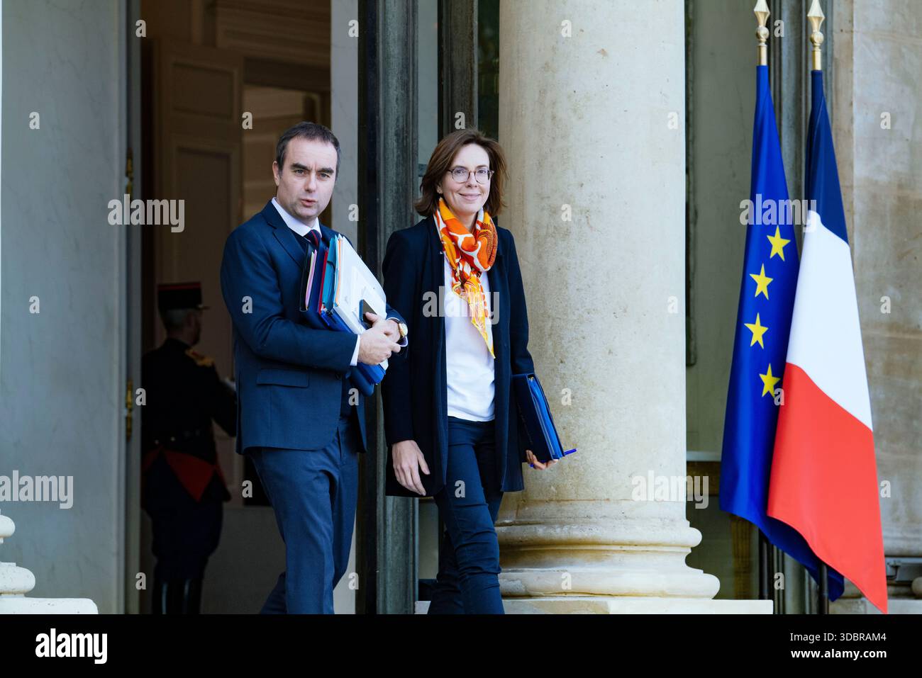 Sebastien Lecornu, primo Ministro. Amelie de Montchalin, Ministro dell'azione pubblica e dei conti. Governo di Sebastien Lecornu. Uscita dalla riunione del Consiglio dei ministri tenutasi mercoledì 17 dicembre presso il Palazzo Elysee. Francia, Parigi, 17 dicembre 2025. Fotografia di Patricia Huchot-Boissier / Agence DyF. Sebastien Lecornu, primo Ministro. Amelie de Montchalin, Ministro dell'azione pubblica e dei conti. Gouvernement de Sebastien Lecornu. Uscita del Conseil des ministres qui s est tenu ce mercredi 17 décembre, au Palais de l'Elysee. Francia, Parigi le 17 décembre 2025. Foto Stock