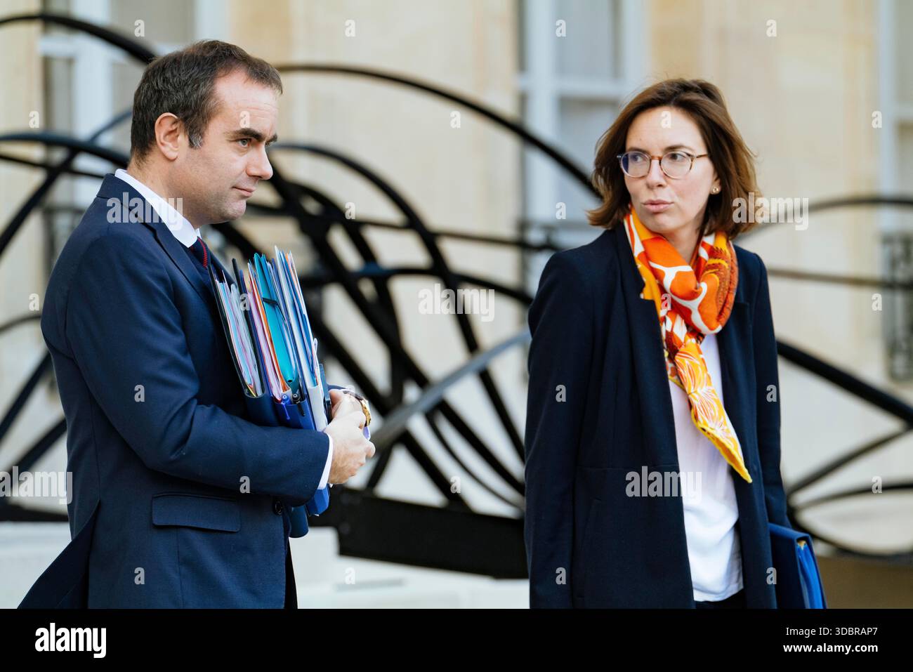 Sebastien Lecornu, primo Ministro. Amelie de Montchalin, Ministro dell'azione pubblica e dei conti. Governo di Sebastien Lecornu. Uscita dalla riunione del Consiglio dei ministri tenutasi mercoledì 17 dicembre presso il Palazzo Elysee. Francia, Parigi, 17 dicembre 2025. Fotografia di Patricia Huchot-Boissier / Agence DyF. Sebastien Lecornu, primo Ministro. Amelie de Montchalin, Ministro dell'azione pubblica e dei conti. Gouvernement de Sebastien Lecornu. Uscita del Conseil des ministres qui s est tenu ce mercredi 17 décembre, au Palais de l'Elysee. Francia, Parigi le 17 décembre 2025. Foto Stock