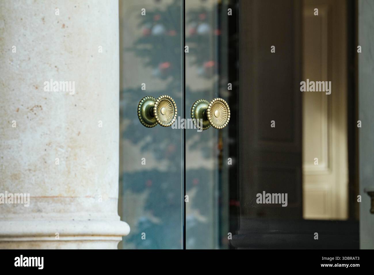 Le porte si chiudono, e attraverso il vetro possiamo vedere l'albero di Natale. Governo di Sebastien Lecornu. Uscita dalla riunione del Consiglio dei ministri tenutasi mercoledì 17 dicembre presso il Palazzo Elysee. Francia, Parigi, 17 dicembre 2025. Fotografia di Patricia Huchot-Boissier / Agence DyF. Les portes se referment, dans la vitre des portes on distingue le sapin de noel. Gouvernement de Sebastien Lecornu. Uscita del Conseil des ministres qui s est tenu ce mercredi 17 dicembre, au Palais de l'Elysee. Francia, Parigi il 17 dicembre 2025. Photographie de Patricia Huchot-Boissier / Agence DyF. Foto Stock