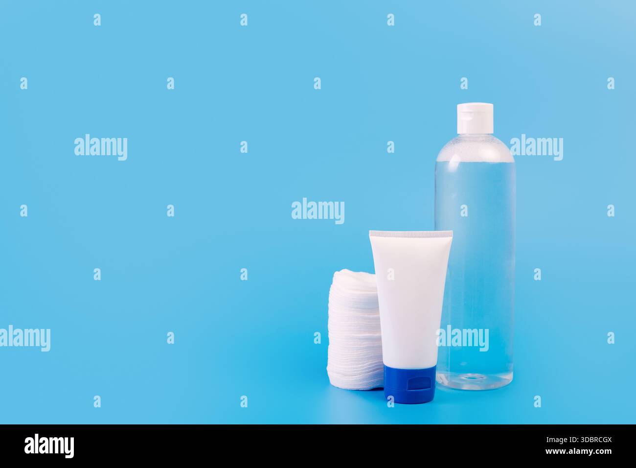 Cosmetici isolati su uno sfondo di salute e bellezza Foto Stock