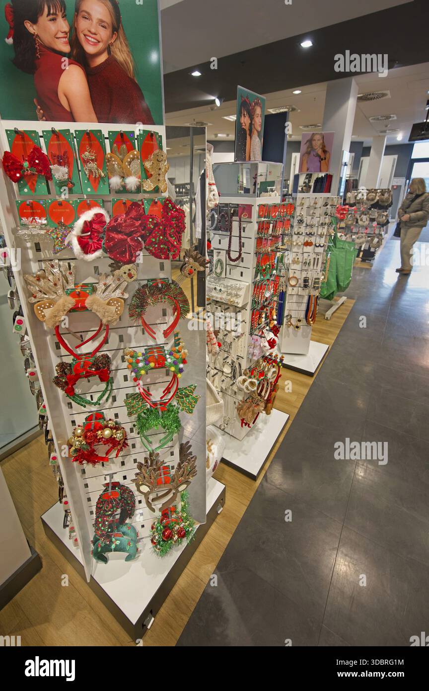 Il copricapo di una ragazza divertente in un grande magazzino, Allgaeu, Baviera, Germania Foto Stock