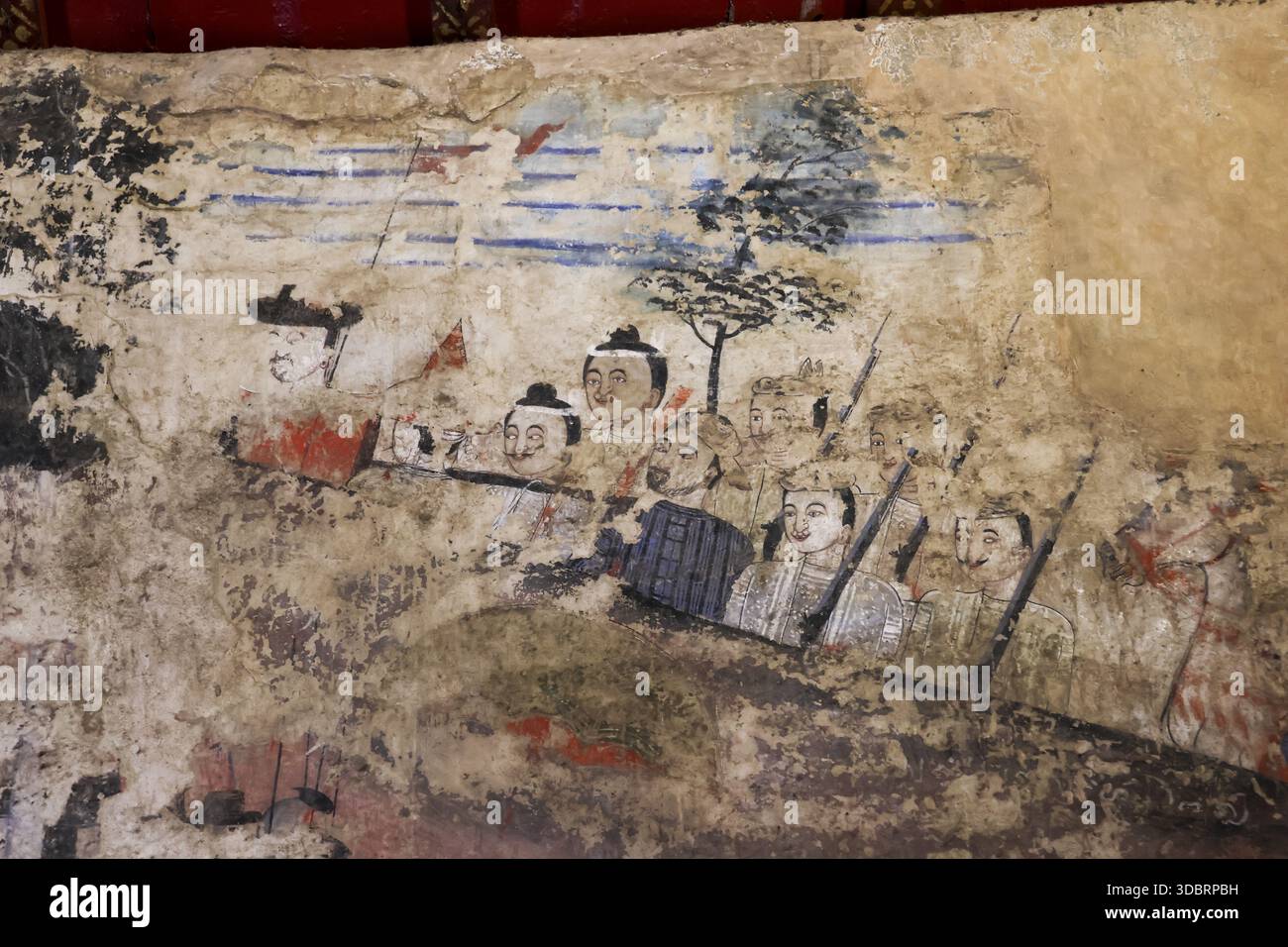 Antichi dipinti murali sulle pareti del tempio raffiguranti scene storiche della tradizionale processione di barche a remi con figure asiatiche che reggono il remi e noi Foto Stock