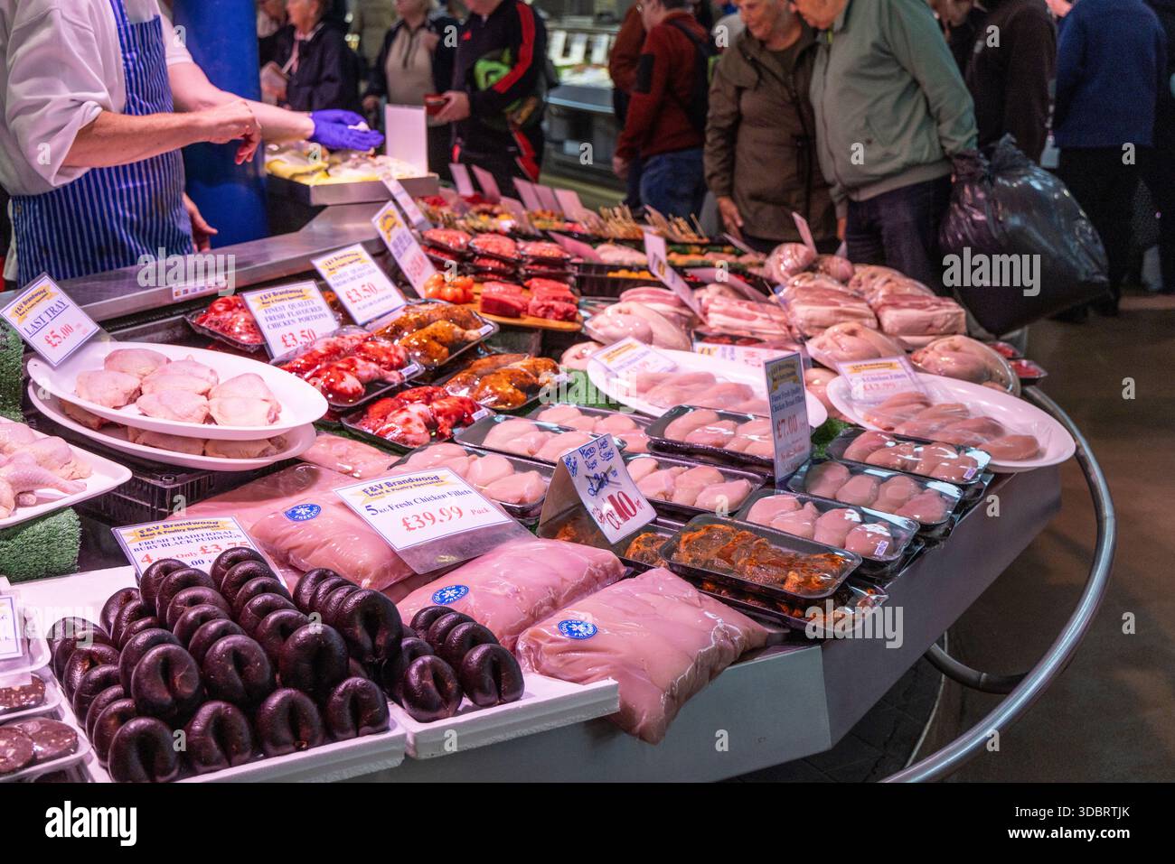 Mercato di seppellimento e bancarelle di cibo che vendono budini neri, carne e pollo, Greater Manchester, Inghilterra, Regno Unito Foto Stock