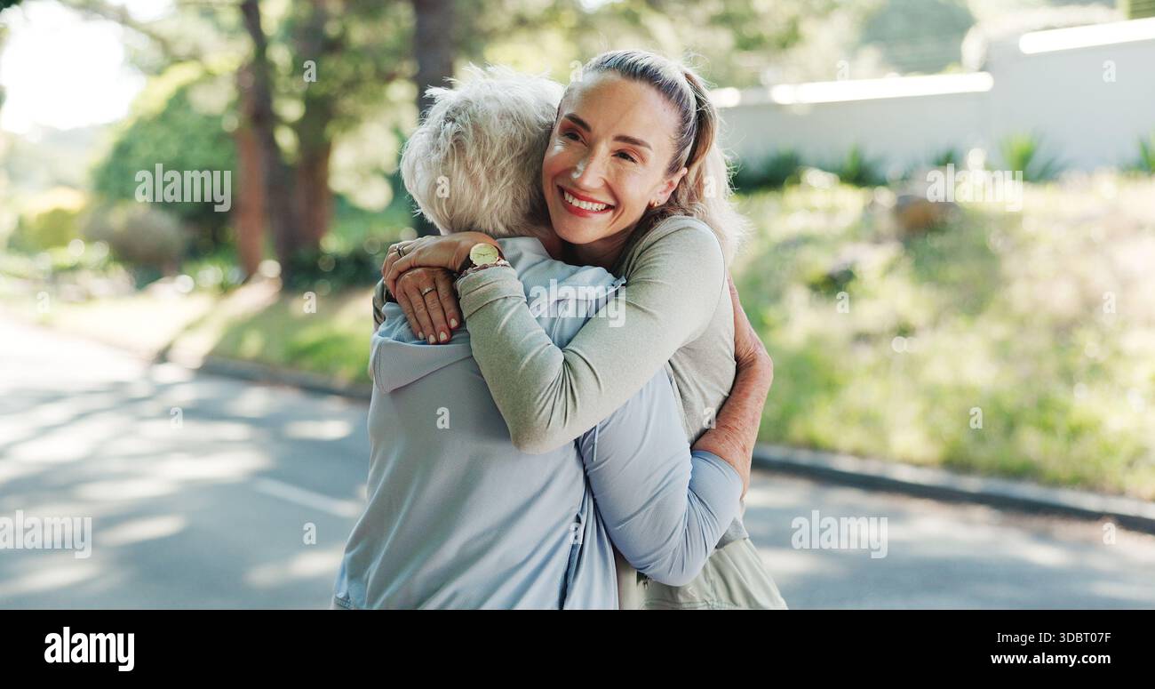 Mamma anziana, fitness e abbraccio con amore, allenamento o benessere insieme per il sostegno della natura. Madre anziana, donne o figlia adulta con Foto Stock