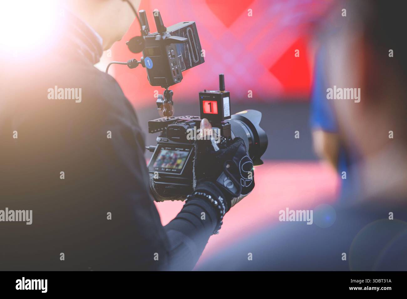 Attività di registrazione video effettuate da fotografi sul palco in occasione di eventi sportivi.operatore video professionista che cattura l'attimo con un sistema di telecamere di fascia alta Foto Stock