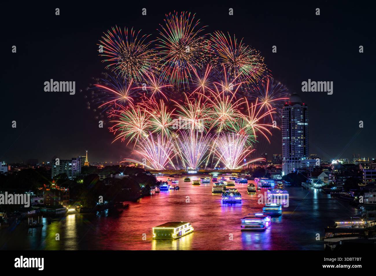 Durante il festival Vijit Chao Phraya, gli splendidi fuochi d'artificio e le iconiche attrazioni di Bangkok sono illuminati da esposizioni di luci e mappe di proiezione. Foto Stock