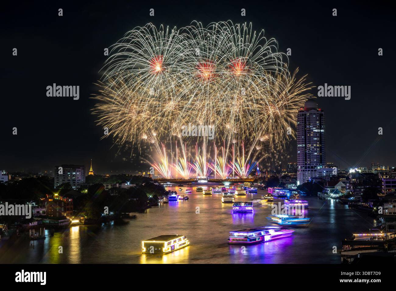 Durante il festival Vijit Chao Phraya, gli splendidi fuochi d'artificio e le iconiche attrazioni di Bangkok sono illuminati da esposizioni di luci e mappe di proiezione. Foto Stock