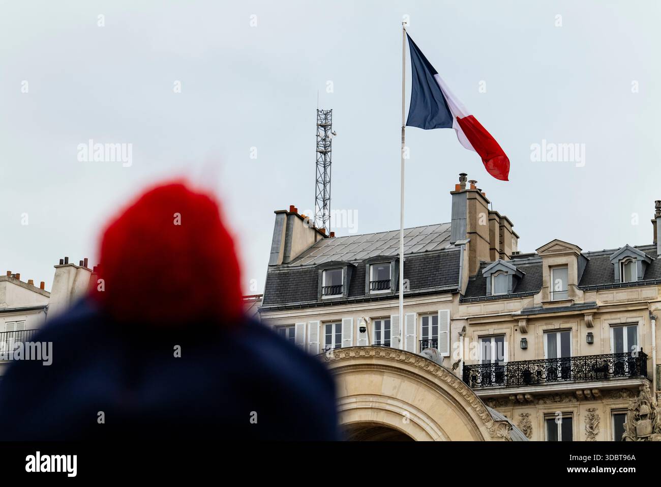 All'interno del cortile, un primo piano di un berretto con la bandiera francese sullo sfondo. Governo di Sebastien Lecornu. Uscita dalla riunione del Consiglio dei ministri tenutasi mercoledì 17 dicembre presso il Palazzo Elysee. Francia, Parigi, 17 dicembre 2025. Fotografia di Patricia Huchot-Boissier / Agence DyF. A l interieur de la cours un Premier plan d un bonnet avec en affd le drapeau francais. Gouvernement de Sebastien Lecornu. Uscita del Conseil des ministres qui s est tenu ce mercredi 17 dicembre, au Palais de l'Elysee. Francia, Parigi il 17 dicembre 2025. Photographie de Patricia Huchot-Boissier / Agence Foto Stock