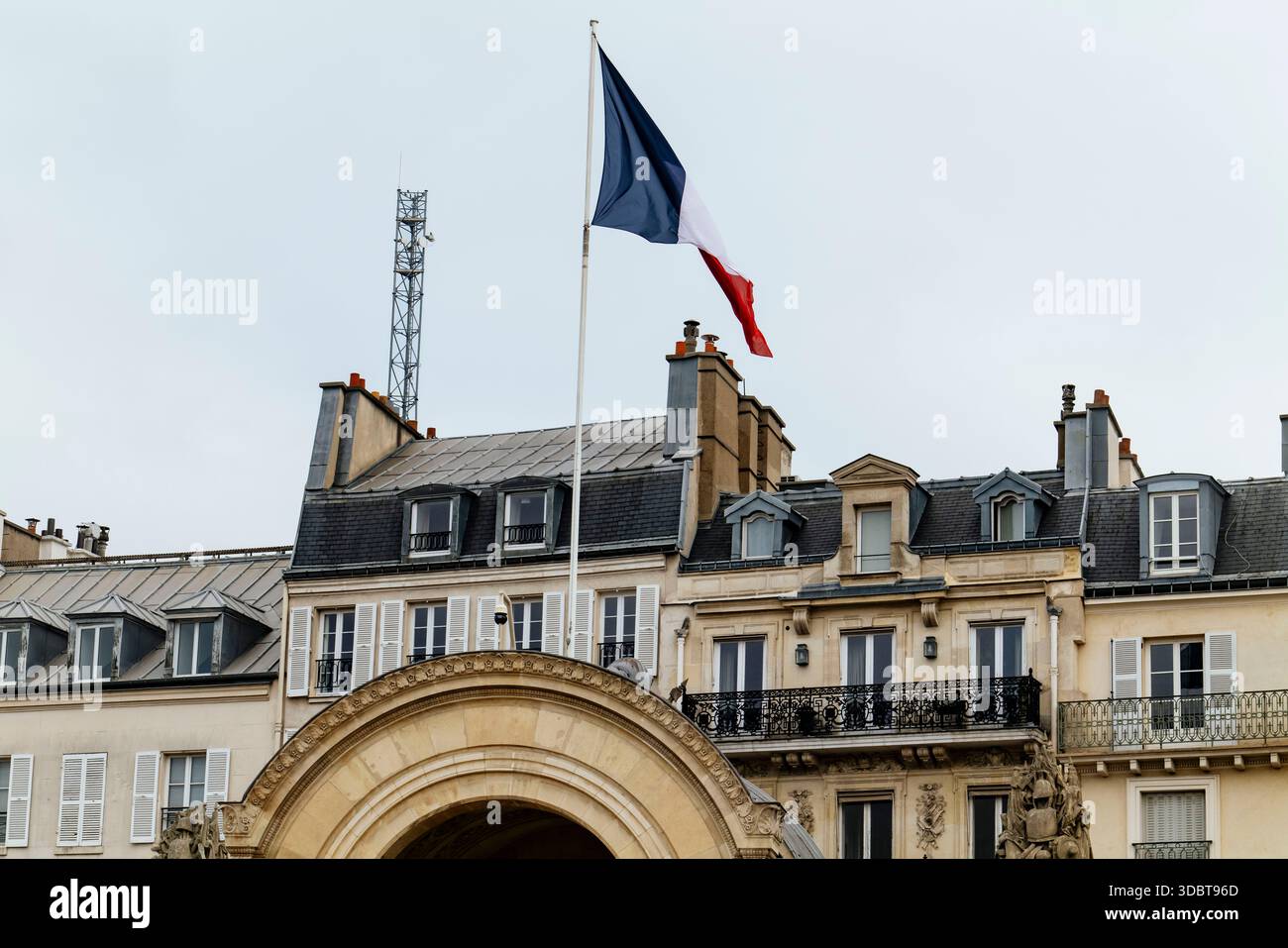 All'interno del cortile, la bandiera francese. Governo di Sebastien Lecornu. Uscita dalla riunione del Consiglio dei ministri tenutasi mercoledì 17 dicembre presso il Palazzo Elysee. Francia, Parigi, 17 dicembre 2025. Fotografia di Patricia Huchot-Boissier / Agence DyF. A l interieur de la Cours, le drapeau francais. Gouvernement de Sebastien Lecornu. Uscita del Conseil des ministres qui s est tenu ce mercredi 17 dicembre, au Palais de l'Elysee. Francia, Parigi il 17 dicembre 2025. Photographie de Patricia Huchot-Boissier / Agence DyF. Foto Stock