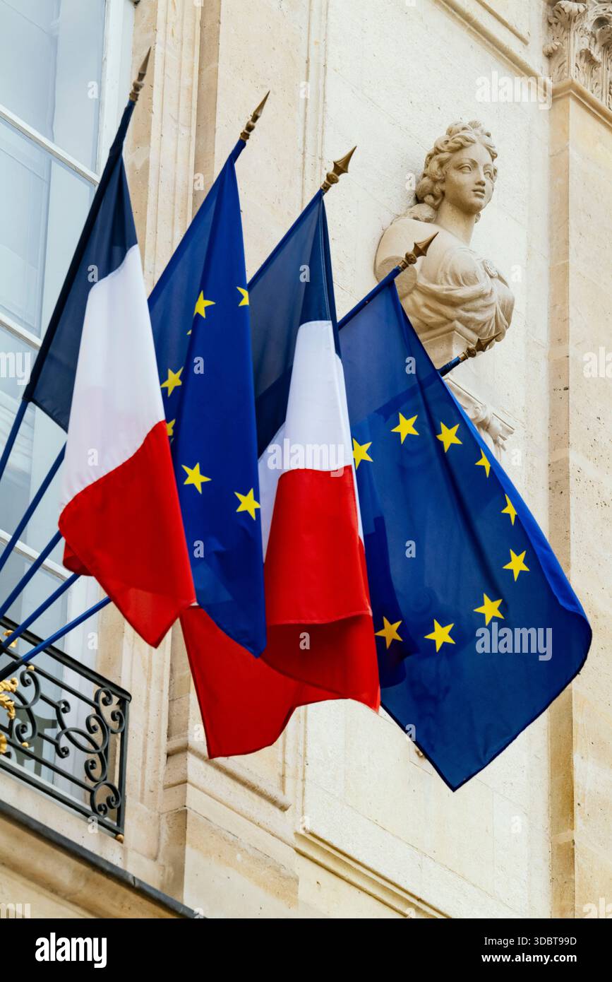 Le bandiere francesi ed europee all'ingresso. Governo di Sebastien Lecornu. Uscita dalla riunione del Consiglio dei ministri tenutasi mercoledì 17 dicembre presso il Palazzo Elysee. Francia, Parigi, 17 dicembre 2025. Fotografia di Patricia Huchot-Boissier / Agence DyF. Les drapeaux francais et europeen a l entree. Gouvernement de Sebastien Lecornu. Uscita del Conseil des ministres qui s est tenu ce mercredi 17 dicembre, au Palais de l'Elysee. Francia, Parigi il 17 dicembre 2025. Photographie de Patricia Huchot-Boissier / Agence DyF. Foto Stock