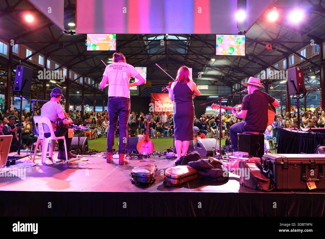 La band Austral, un gruppo celtico australiano, si esibisce al Summer Night Market al Queen Victoria Market, Melbourne CBD, Victoria, Australia. Foto Stock