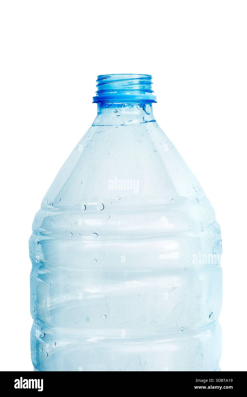 Primo piano della bottiglia d'acqua in plastica aperta vuota isolato su bianco Foto Stock