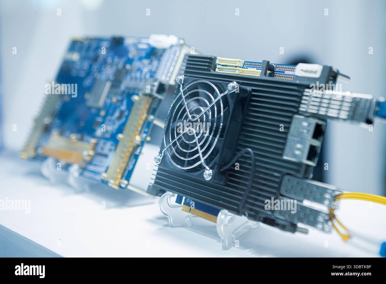 Una ventola di raffreddamento installata nel circuito elettronico Foto Stock