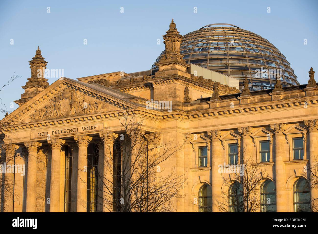 20 Jahre Chanukka, Lichterzünden am Brandenburger Tor, Berlino, 17.12.2025 Reichstagsgebäude zum Abendlicht am 17.12.2025. Berlino Reichstagsgebäude *** Foto Stock